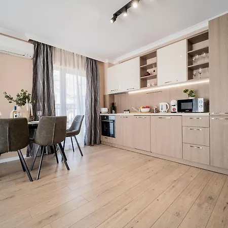 Comfy Luxury Center וארנה